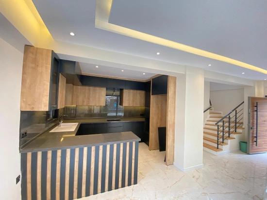 Menderes Çukuraltı Mahallesi’nin Modern Lüks: Full Deniz Manzaralı, Satılık 3+1 Villa