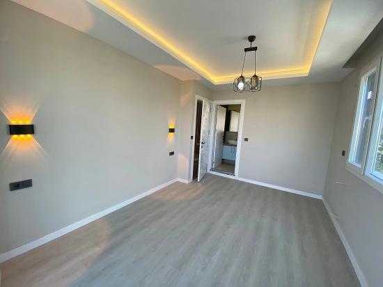 Seferihisar Cumhuriyet’te Modern Mimari: Taş İşçilikli, Bahçeli Satılık 3+1 Villa!
