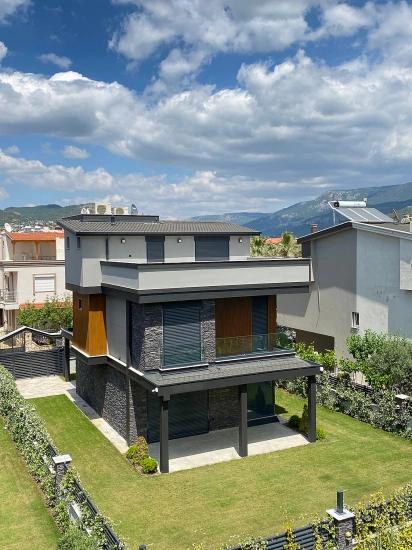 Menderes Gümüldür Deniz Tarafında: Modern Mimari, Tam Müstakil Lüks Satılık 4+1Villa!