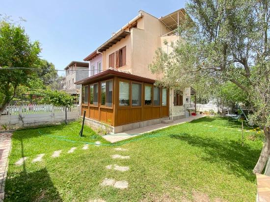 Seferihisar.şenköy Sitesi'nde Sıfır.tadilatlı,Köşe Parsel Müstakil Satılık 3+1 Villa