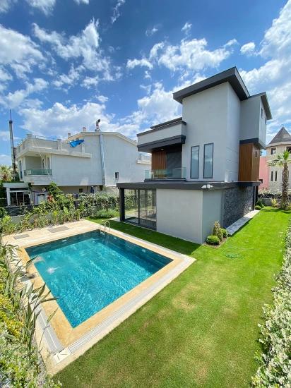 Gümüldürde Yüzme Havuzu Yerden Isıtma Lüx Satılık 4+1 Villa