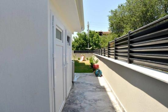 Gümüldürde Tek Müstakil Geniş Bahçelive Otoparklı Havuzlu 3+1 Lüx Villa