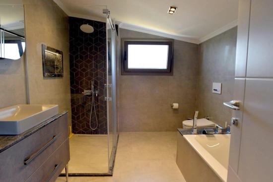 Gümüldürde Tek Müstakil Geniş Bahçelive Otoparklı Havuzlu 3+1 Lüx Villa
