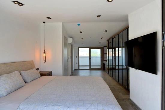 Gümüldürde Tek Müstakil Geniş Bahçelive Otoparklı Havuzlu 3+1 Lüx Villa