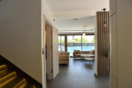 Gümüldürde Tek Müstakil Geniş Bahçelive Otoparklı Havuzlu 3+1 Lüx Villa