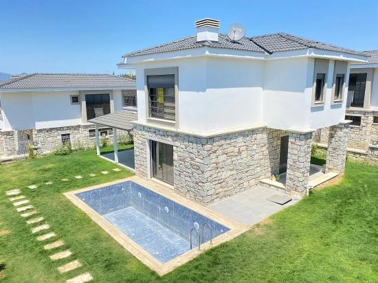 Seferihisarda Yüzme Havuzu Yerden Isıtma Lüx Satılık 4+1 Villa