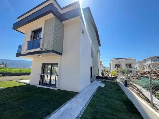 Menderes Gümüldür'de Denize 400M Geniş Bahçeli Lüks 3+1 Müstakil Villa