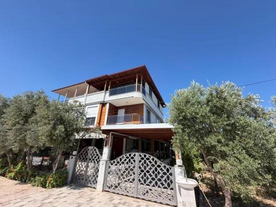 Seferihisar Cumhuriyet'te Denize 650M, 4+1 Geniş Bahçeli Lüks Satılık Villa!