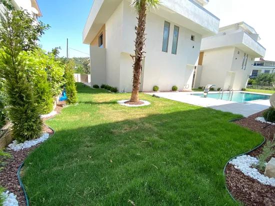 Seferihisar Mersin Alanı Denize 350 m, Havuzlu Ve Yerden Isıtmalı Lüks Köşe Villa