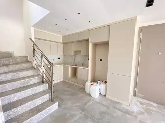 Seferihisar Mersin Alanı Denize 350 m, Havuzlu Ve Yerden Isıtmalı Lüks Köşe Villa