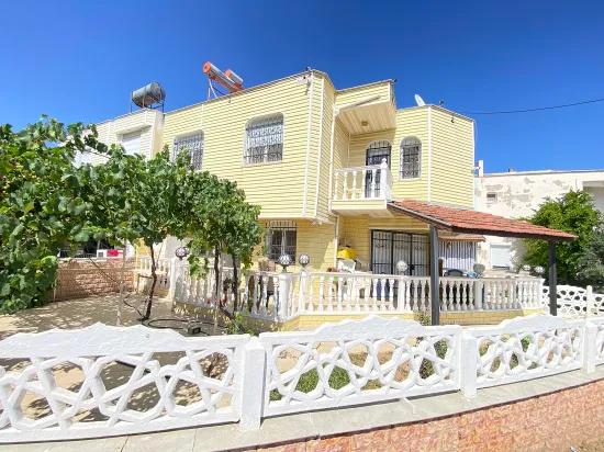 Seferihisar Mersinalanı'nda deniz tarafında denize 50m bahçeli satılık 3+1 Villa!