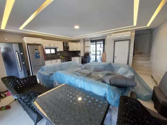 Seferihisar Cumhuriyet Mahallesi'nde denize 1 km satılık 4+1 geniş bahçeli lüks villa