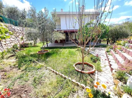 İzmir Seferihisar Doğanbey denize sıfır site'de bahçeli satılık 4+1 yazlık –