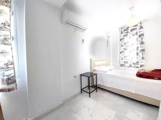 Seferihisar Doğanbey'de bahçeli deniz manzaralı satılık 4+1 villa –