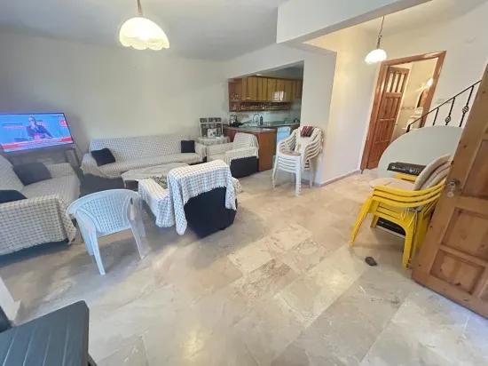 Gümüldür'de denize 100m site İçerisinde geniş bahçeli satılık 4+1 villa