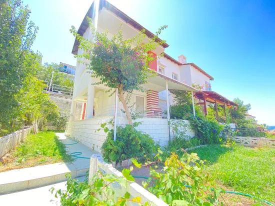Seferihisar Atatürk'te, denize 250m, full manzaralı ve geniş bahçeli 2+1 fırsat villası