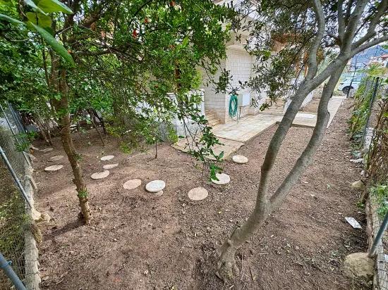Seferihisar Cumhuriyet Mah.'de denize 750m havuzlu, meyve bahçeli satılık 4+1 Villa