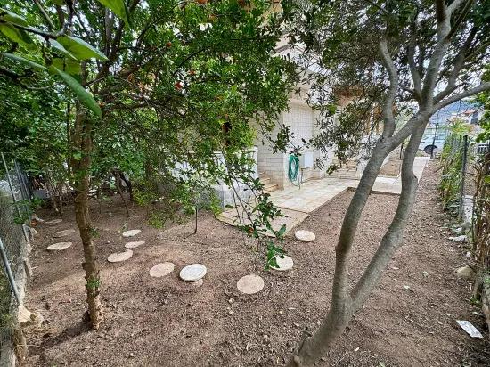Seferihisar Cumhuriyet Mah.'de denize 750m havuzlu, meyve bahçeli satılık 4+1 Villa