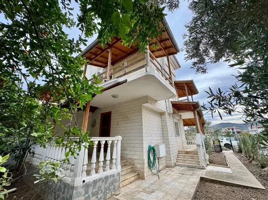 Seferihisar Cumhuriyet Mah.'de denize 750m havuzlu, meyve bahçeli satılık 4+1 Villa