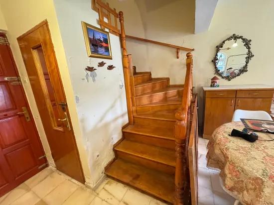 Seferihisar Cumhuriyet Mah.'de denize 750m havuzlu, meyve bahçeli satılık 4+1 Villa