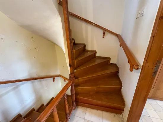 Seferihisar Cumhuriyet Mah.'de denize 750m havuzlu, meyve bahçeli satılık 4+1 Villa