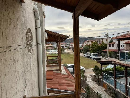 Seferihisar Cumhuriyet Mah.'de denize 750m havuzlu, meyve bahçeli satılık 4+1 Villa