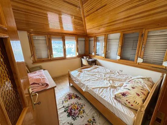 Seferihisar Cumhuriyet Mah.'de denize 750m havuzlu, meyve bahçeli satılık 4+1 Villa