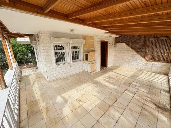 Seferihisar Cumhuriyet Mah.'de denize 750m havuzlu, meyve bahçeli satılık 4+1 Villa