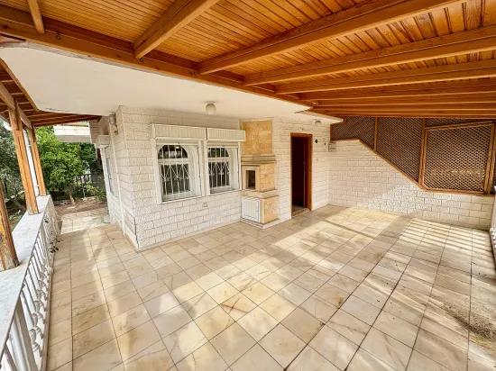 Seferihisar Cumhuriyet Mah.'de denize 750m havuzlu, meyve bahçeli satılık 4+1 Villa