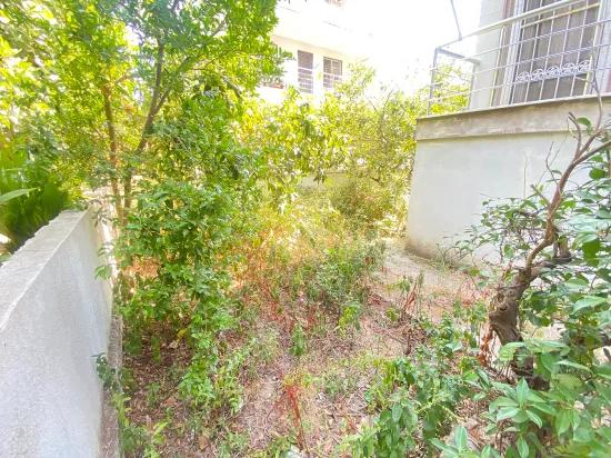 Seferihisar Mersin Alanı'nda denize 400m sıfır eşyalı bahçe katı satılık 2+1 daire