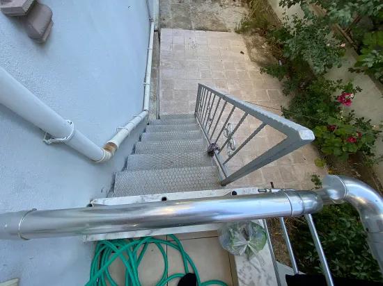 Seferihisar Mersin Alanı'nda denize 400m sıfır eşyalı bahçe katı satılık 2+1 daire