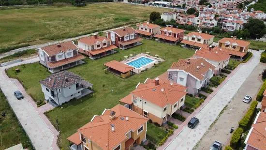 Menderes Gümüldür İnönü Mah.de Seçkin Site İçinde | Havuzlu Satılık 3+1 Villa