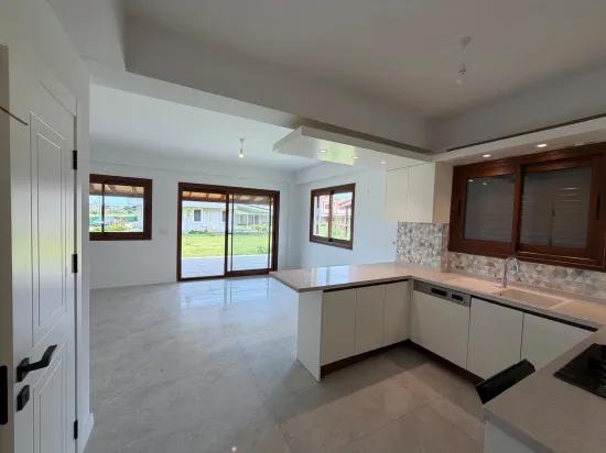 Menderes Gümüldür İnönü Mah.de Seçkin Site İçinde | Havuzlu Satılık 3+1 Villa