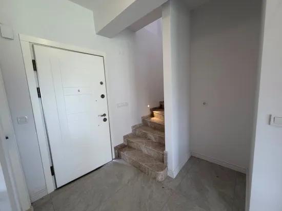 Menderes Gümüldür İnönü Mah.de Seçkin Site İçinde | Havuzlu Satılık 3+1 Villa