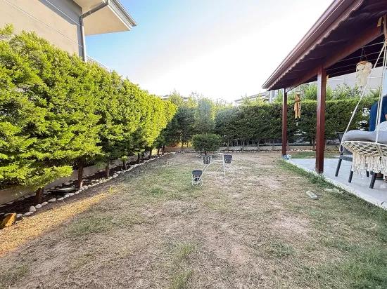 Seferihisar Doğanbey'de Müstakil Havuzlu Ayrı Mutfak Geniş Bahçe Satılık 3+1 Villa