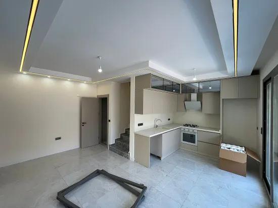 Menderes/özderede Deniz Tarafında Denize 400m Geniş Bahçeli 3+1 Lüks Villa