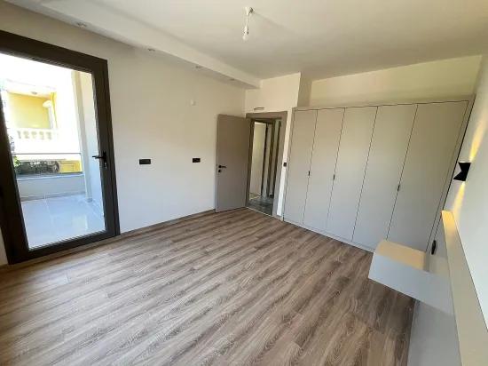 Menderes/özderede Deniz Tarafında Denize 400m Geniş Bahçeli 3+1 Lüks Villa