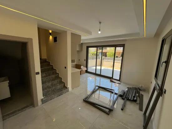Menderes/özderede Deniz Tarafında Denize 400m Geniş Bahçeli 3+1 Lüks Villa