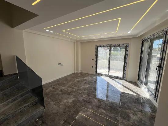 Menderes/özderede Deniz Tarafında Denize 400m Geniş Bahçeli Ve Otoparklı 3+1 Lüks Villa