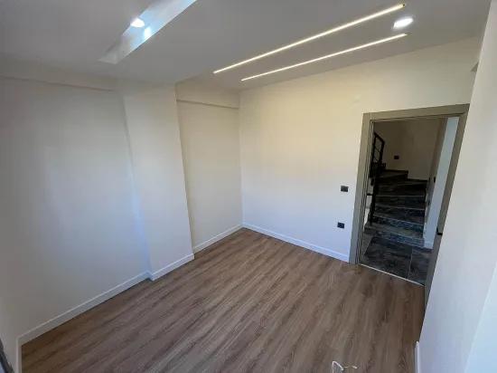 Menderes/özderede Deniz Tarafında Denize 400m Geniş Bahçeli Ve Otoparklı 3+1 Lüks Villa