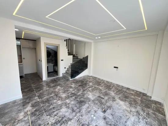 Menderes/özderede Deniz Tarafında Denize 400m Geniş Bahçeli Ve Otoparklı 3+1 Lüks Villa