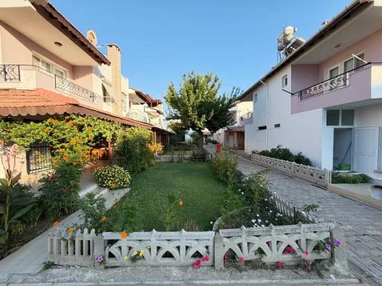 Gümüldür Fevzi Çakmak’ta denize 50 metre mavi bayraklı plaj dibinde 3+1 villa Gümüldür’de