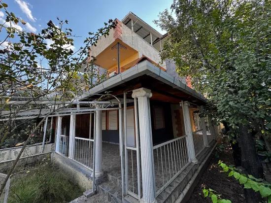 Seferihisar Doğanbey’de Denize 850m 3 Cepheli Bahçeli Satılık 3+1 Villa