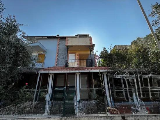 Seferihisar Doğanbey’de Denize 850m 3 Cepheli Bahçeli Satılık 3+1 Villa