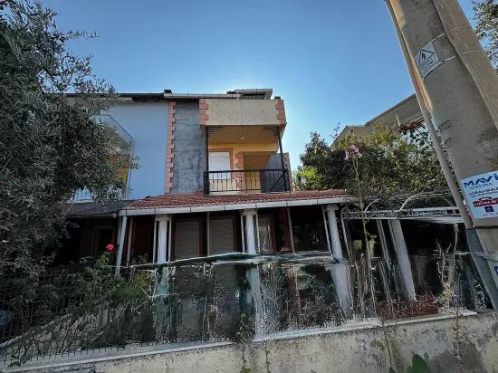Seferihisar Doğanbey’de Denize 850m 3 Cepheli Bahçeli Satılık 3+1 Villa