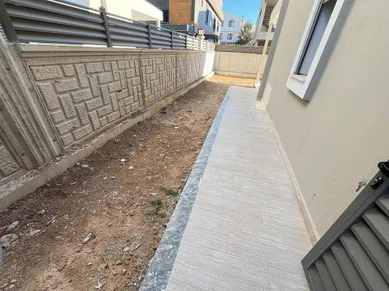 Gümüldürde Merkezi Lokasyonda Bahçeli Asansörlü Denize 400m Satılık 1+1 Daire