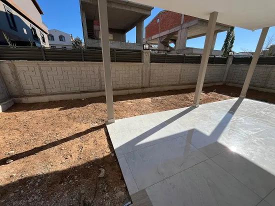Gümüldürde Merkezi Lokasyonda Bahçeli Asansörlü Denize 400m Satılık 1+1 Daire