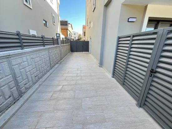Gümüldürde Merkezi Lokasyonda Bahçeli Asansörlü Denize 400m Satılık 1+1 Daire