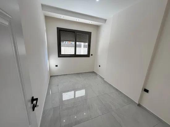 Gümüldürde Merkezi Lokasyonda Bahçeli Asansörlü Denize 400m Satılık 1+1 Daire