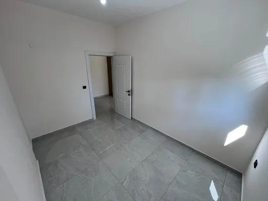 Gümüldürde Merkezi Lokasyonda Bahçeli Asansörlü Denize 400m Satılık 1+1 Daire